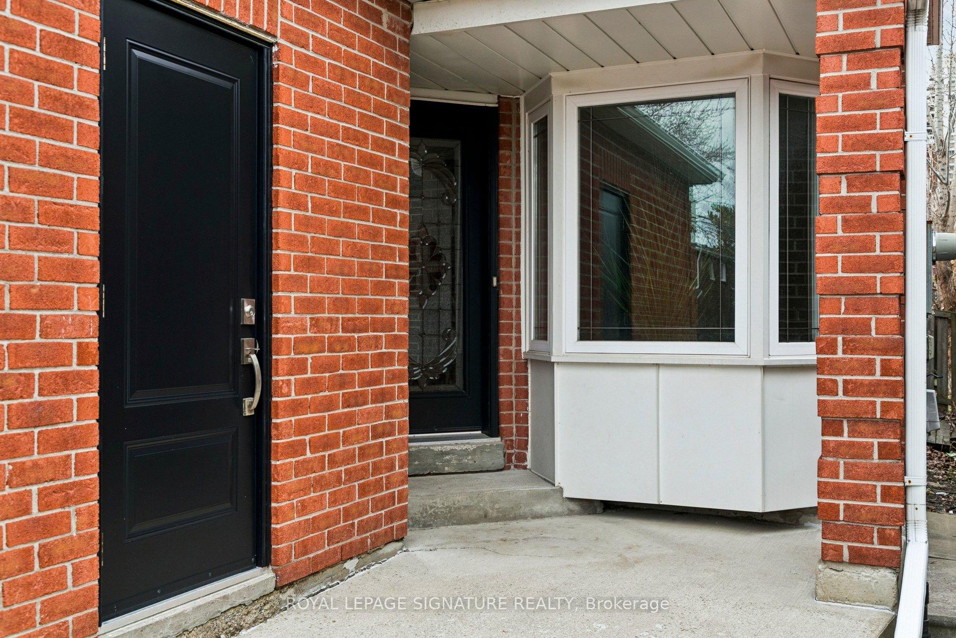 Photo 3 of 156 Macedonia Crescent, Mississauga, Fairview — HOMEH