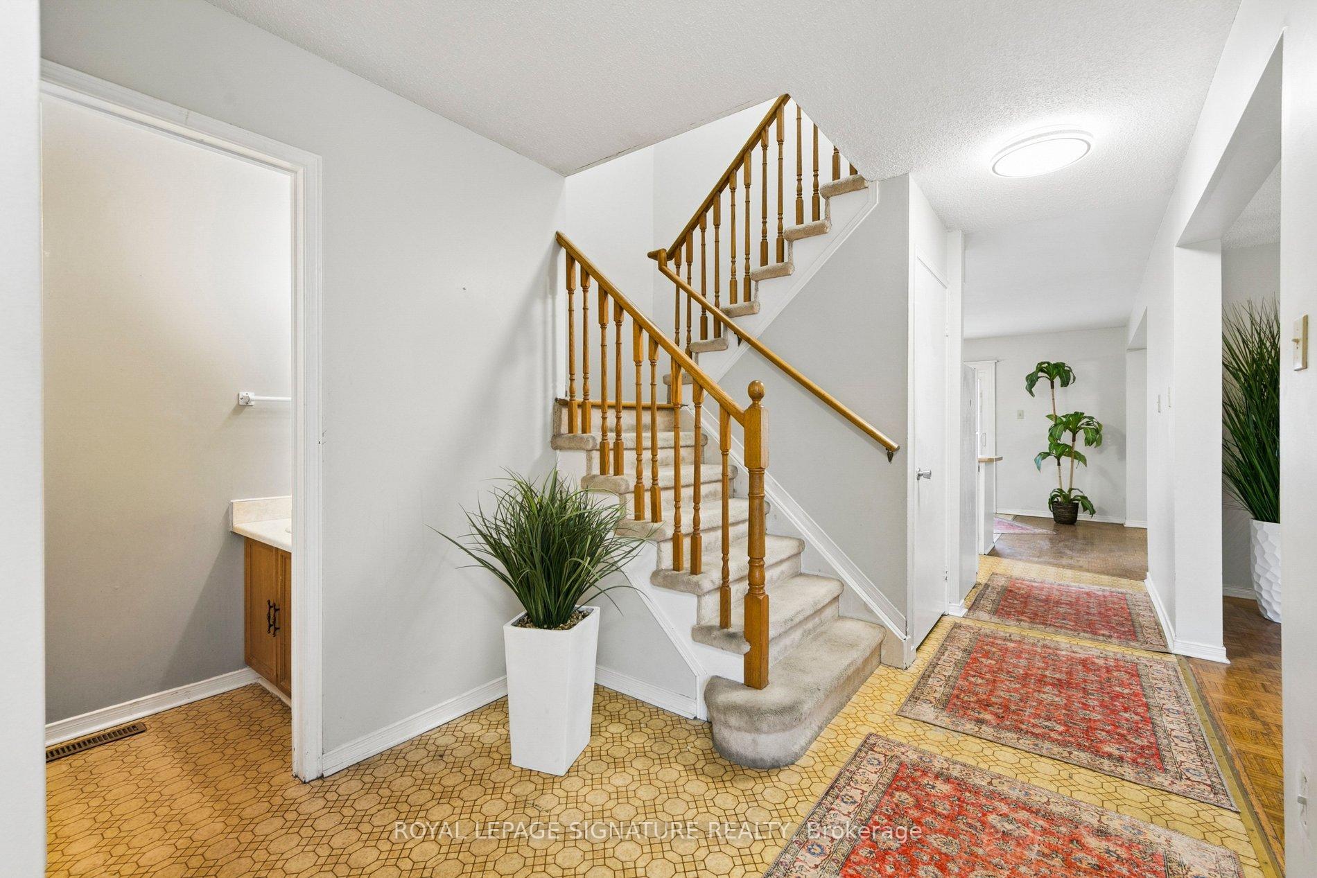 Photo 4 of 156 Macedonia Crescent, Mississauga, Fairview — HOMEH