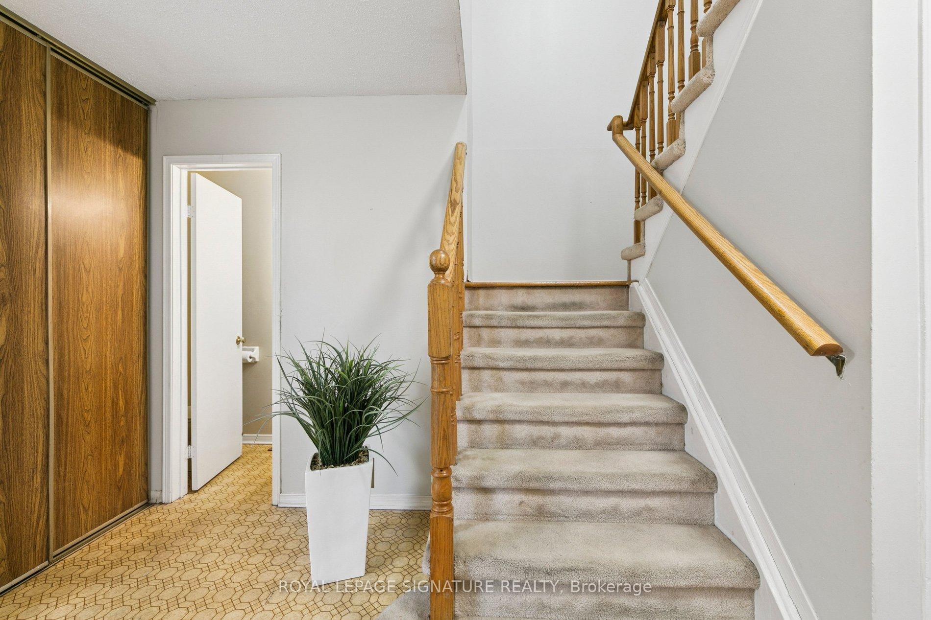 Photo 5 of 156 Macedonia Crescent, Mississauga, Fairview — HOMEH