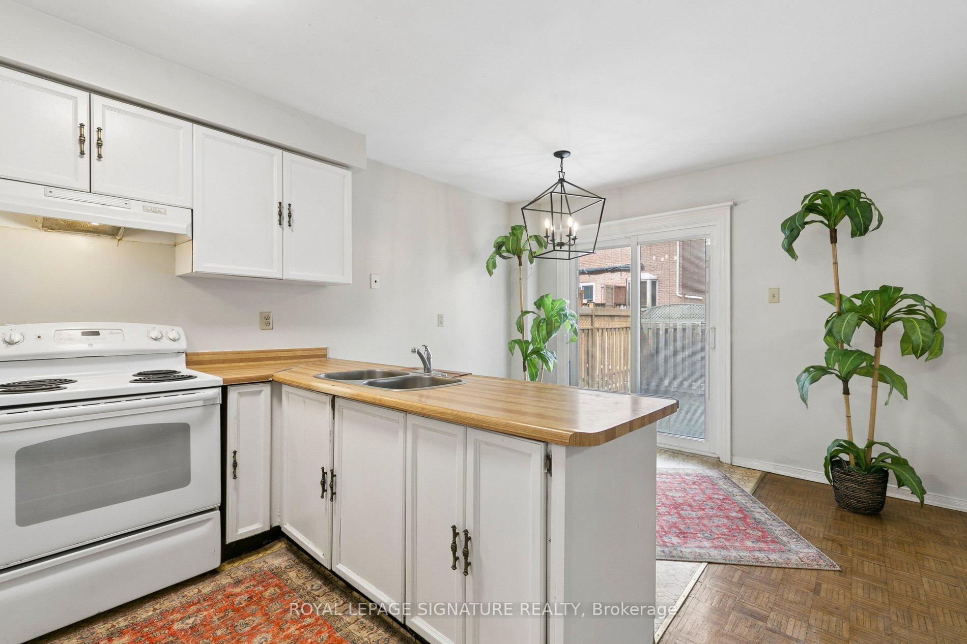 Photo 12 of 156 Macedonia Crescent, Mississauga, Fairview — HOMEH