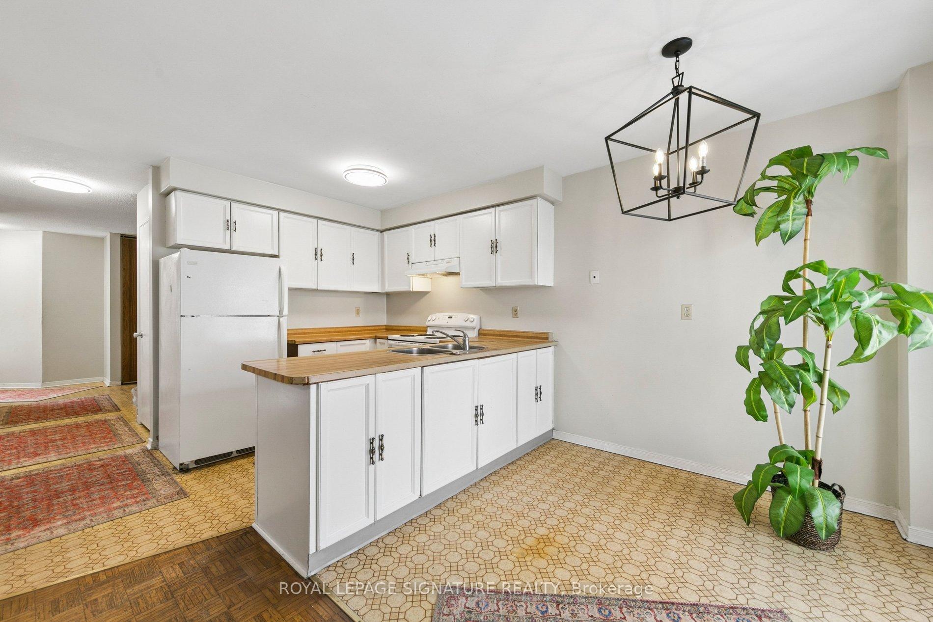 Photo 14 of 156 Macedonia Crescent, Mississauga, Fairview — HOMEH