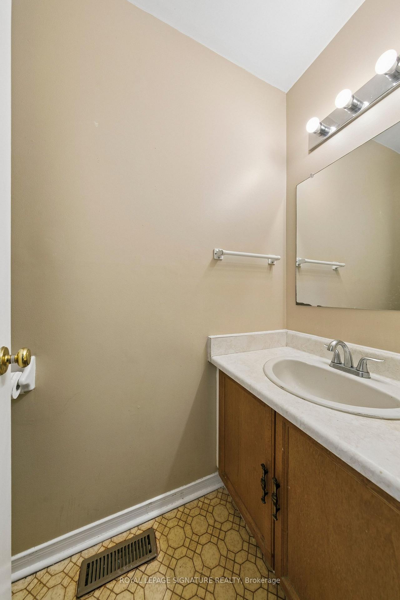 Photo 20 of 156 Macedonia Crescent, Mississauga, Fairview — HOMEH