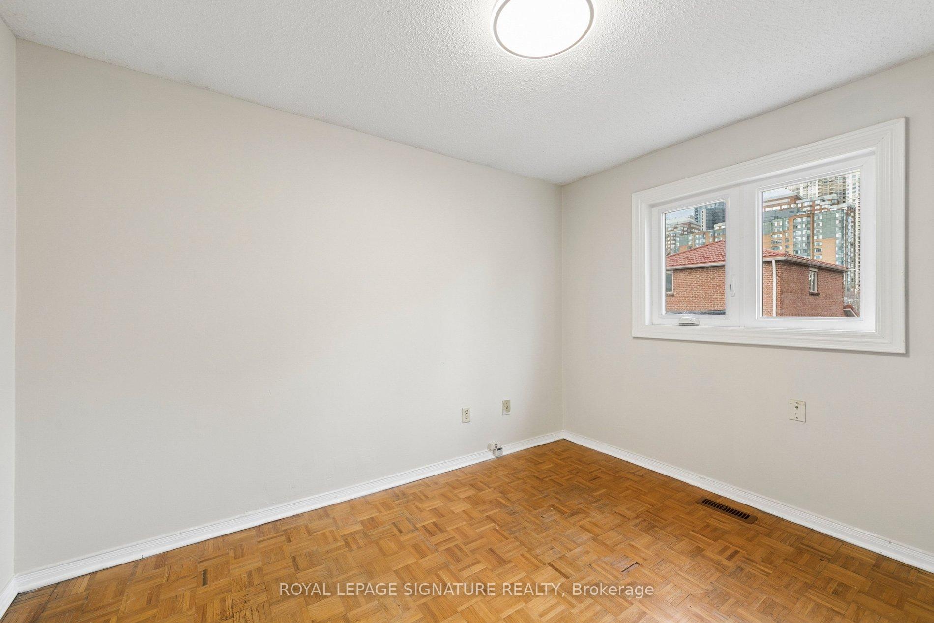 Photo 23 of 156 Macedonia Crescent, Mississauga, Fairview — HOMEH