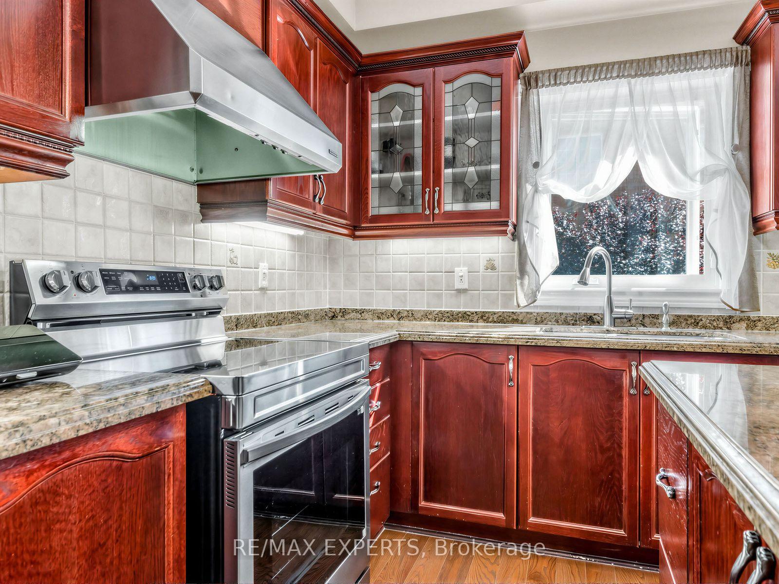 Photo 12 of 113 Sonoma Boulevard, Vaughan, Sonoma Heights — HOMEH