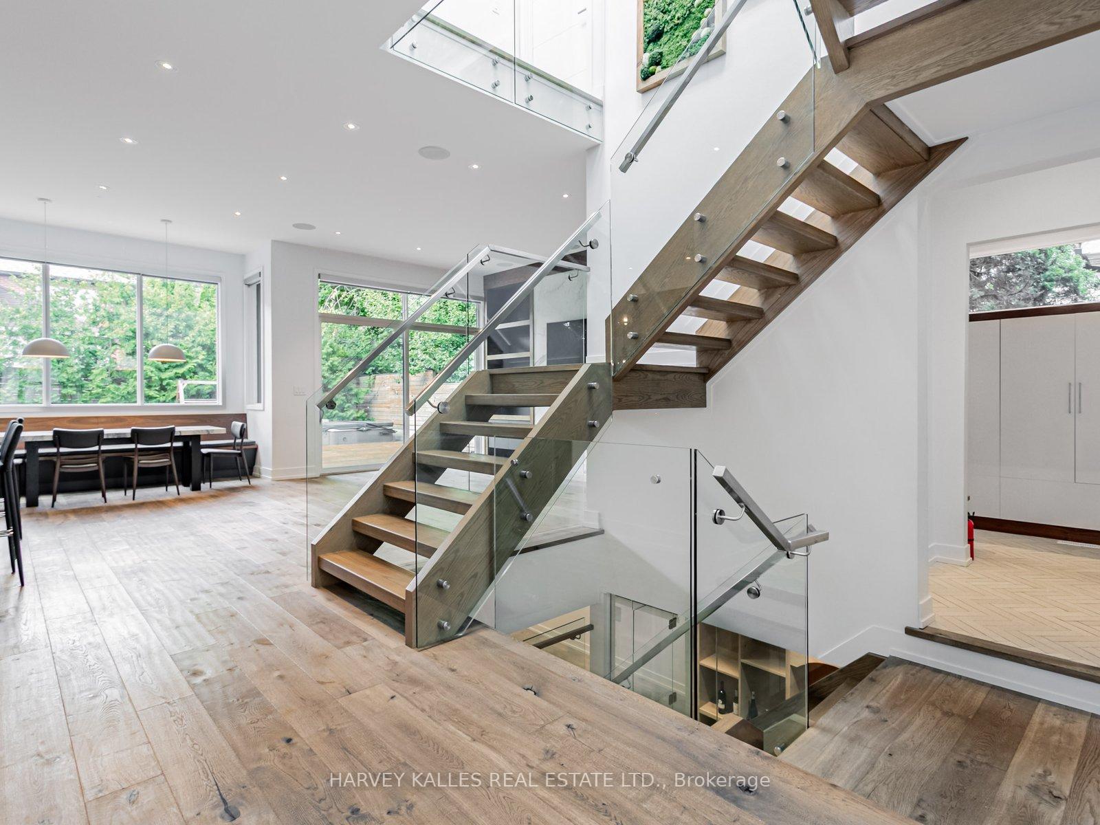 Photo 12 of 38 Van Dusen Boulevard, Etobicoke, Stonegate-Queensway — HOMEH