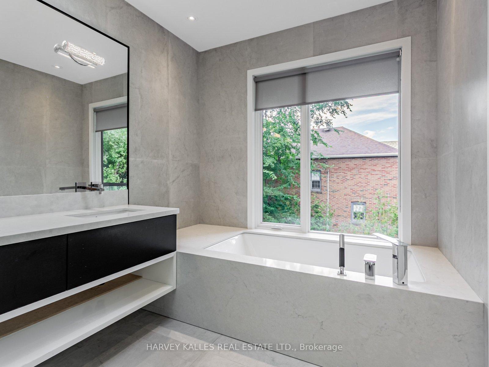 Photo 17 of 38 Van Dusen Boulevard, Etobicoke, Stonegate-Queensway — HOMEH