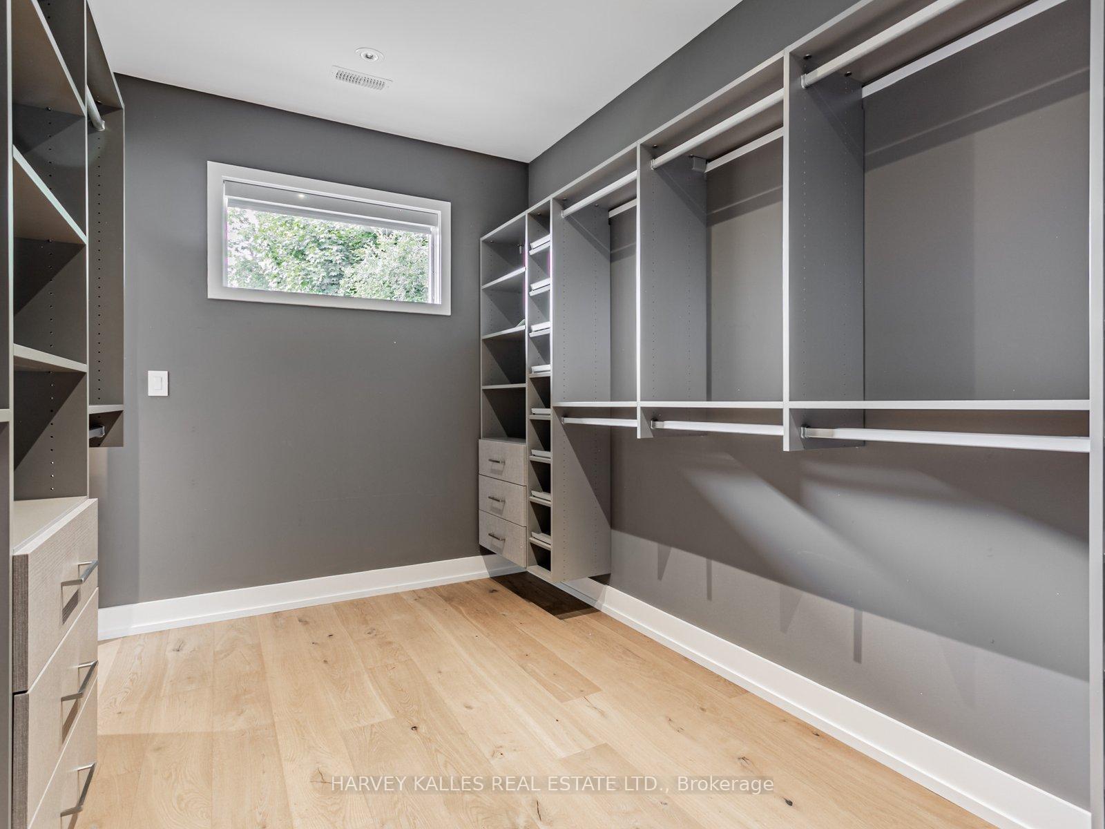 Photo 18 of 38 Van Dusen Boulevard, Etobicoke, Stonegate-Queensway — HOMEH