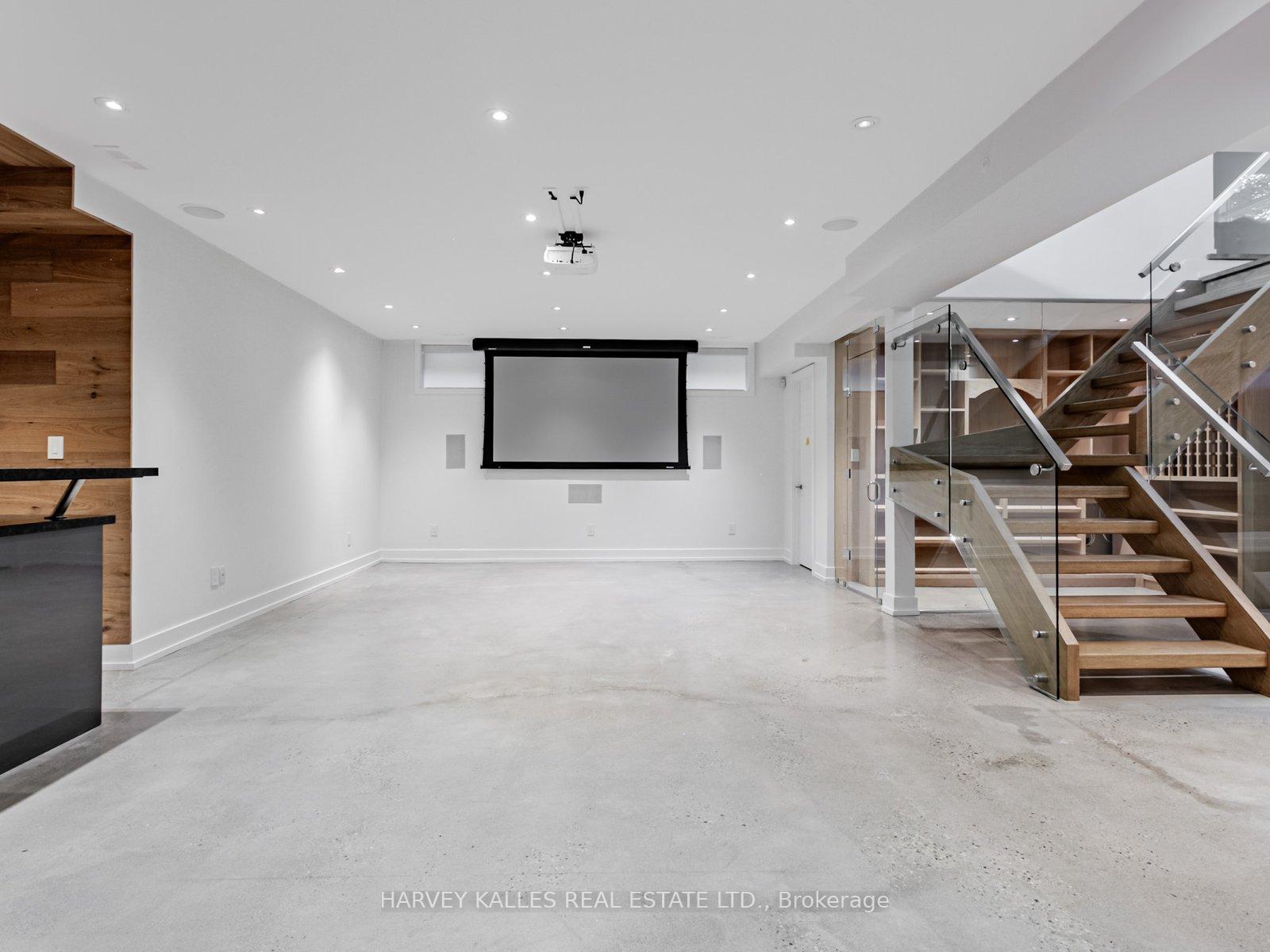 Photo 25 of 38 Van Dusen Boulevard, Etobicoke, Stonegate-Queensway — HOMEH