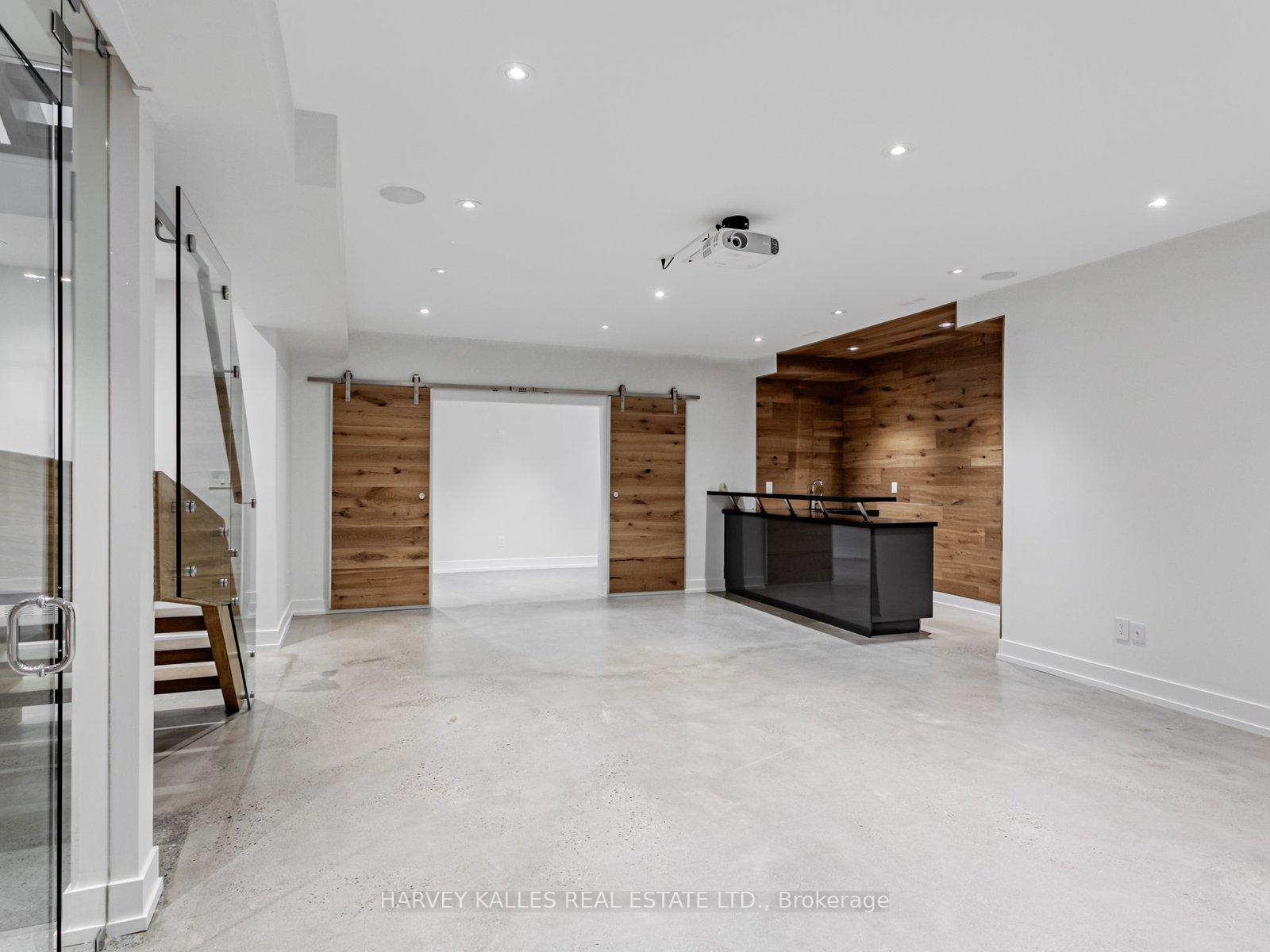 Photo 26 of 38 Van Dusen Boulevard, Etobicoke, Stonegate-Queensway — HOMEH