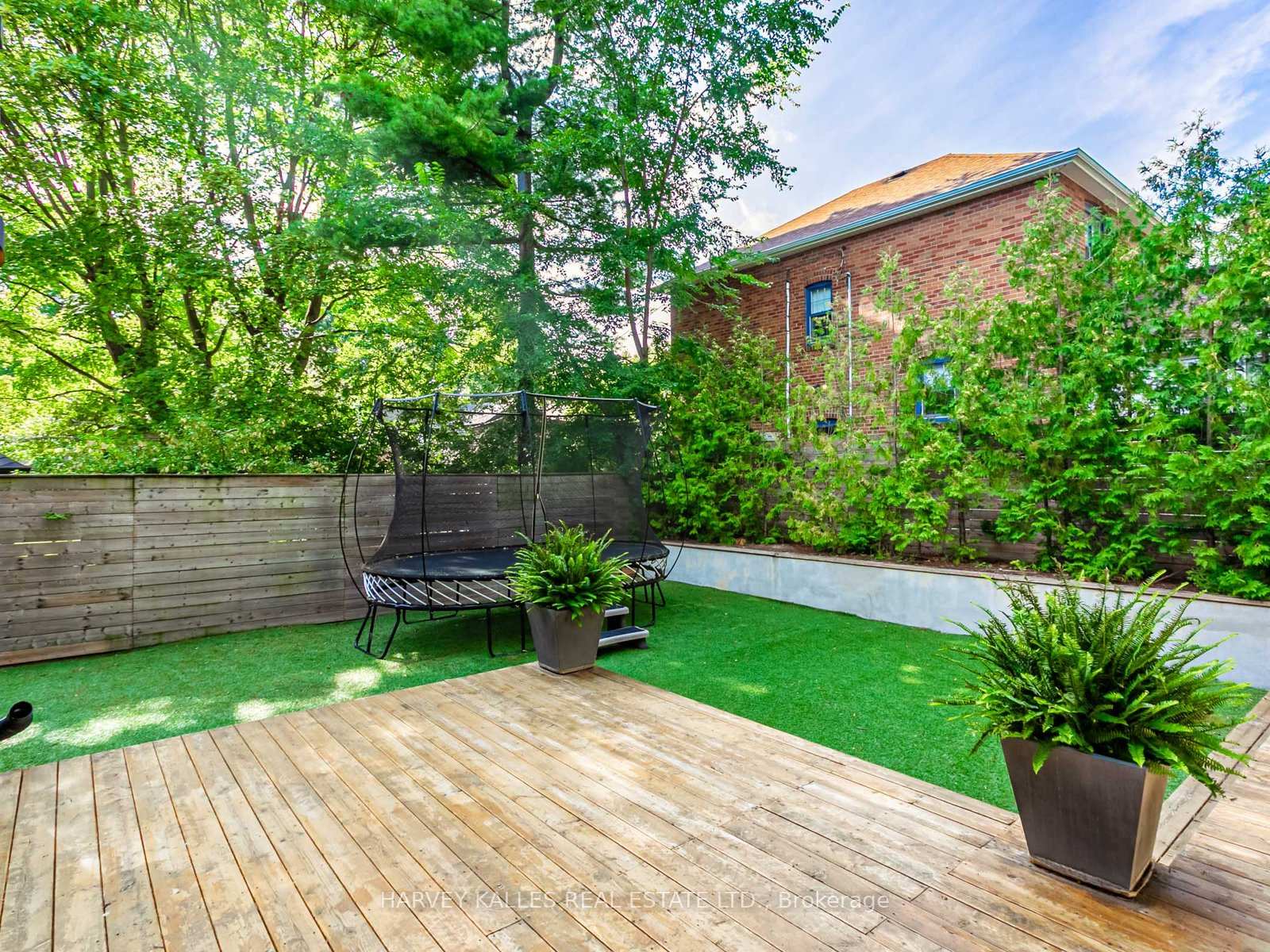 Photo 31 of 38 Van Dusen Boulevard, Etobicoke, Stonegate-Queensway — HOMEH