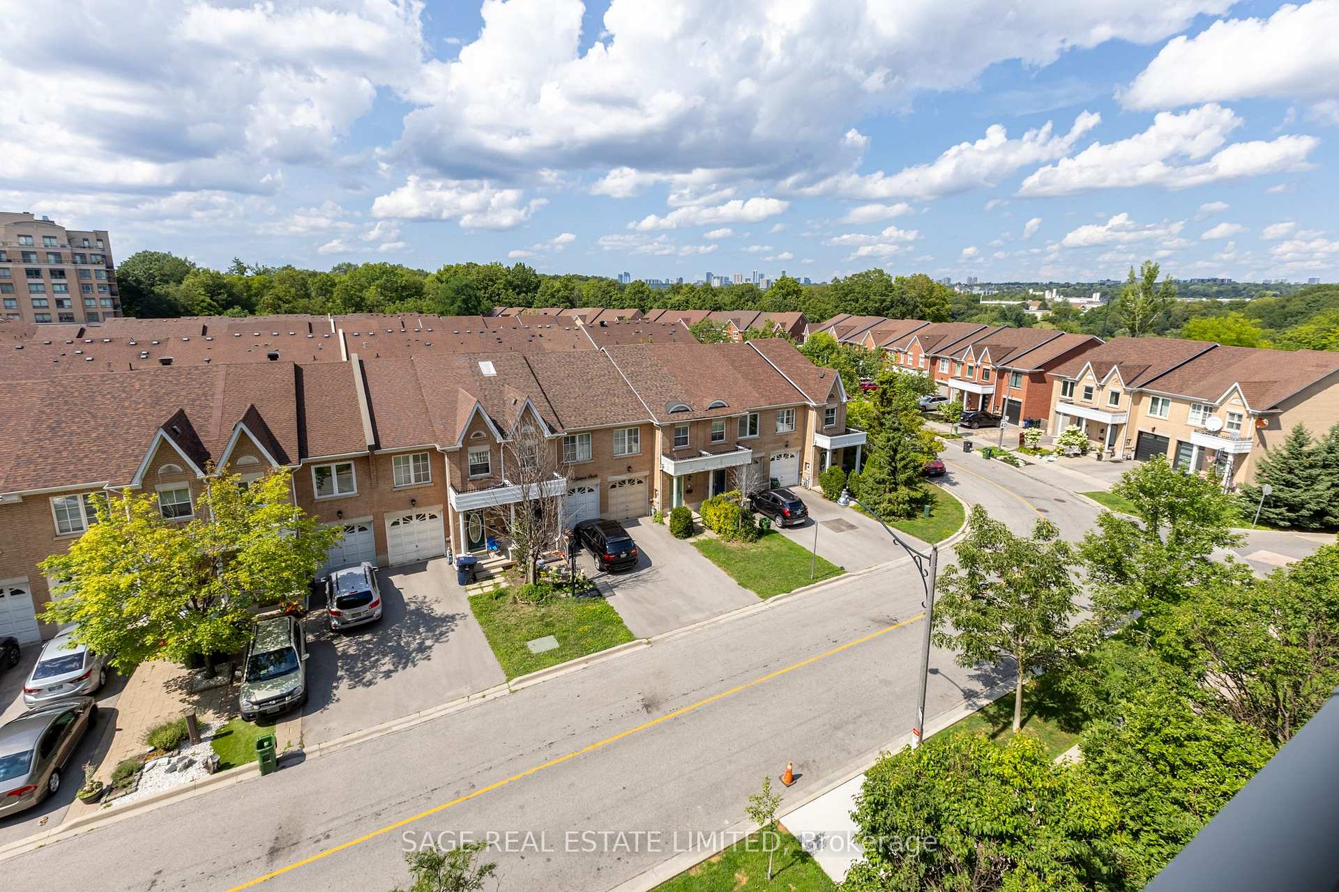 Photo 3 of Unit 502, 120 Dalliomore Circle, North York, Banbury-Don Mills — HOMEH