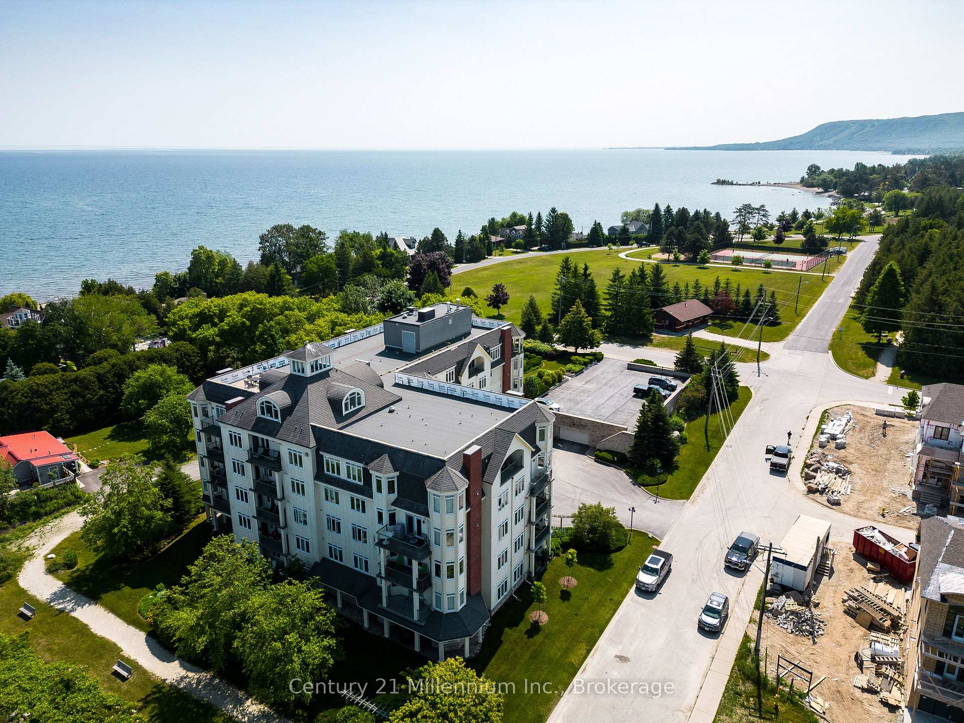 Photo 4 of Unit 407, 10 Bay Street E, Blue Mountains — HOMEH