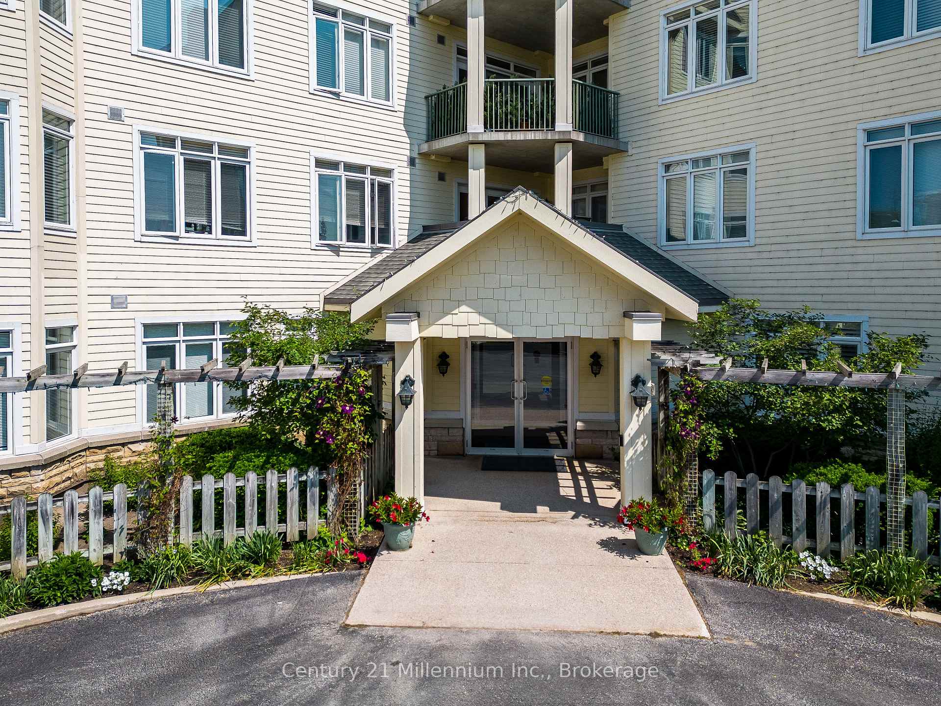 Photo 5 of Unit 407, 10 Bay Street E, Blue Mountains — HOMEH