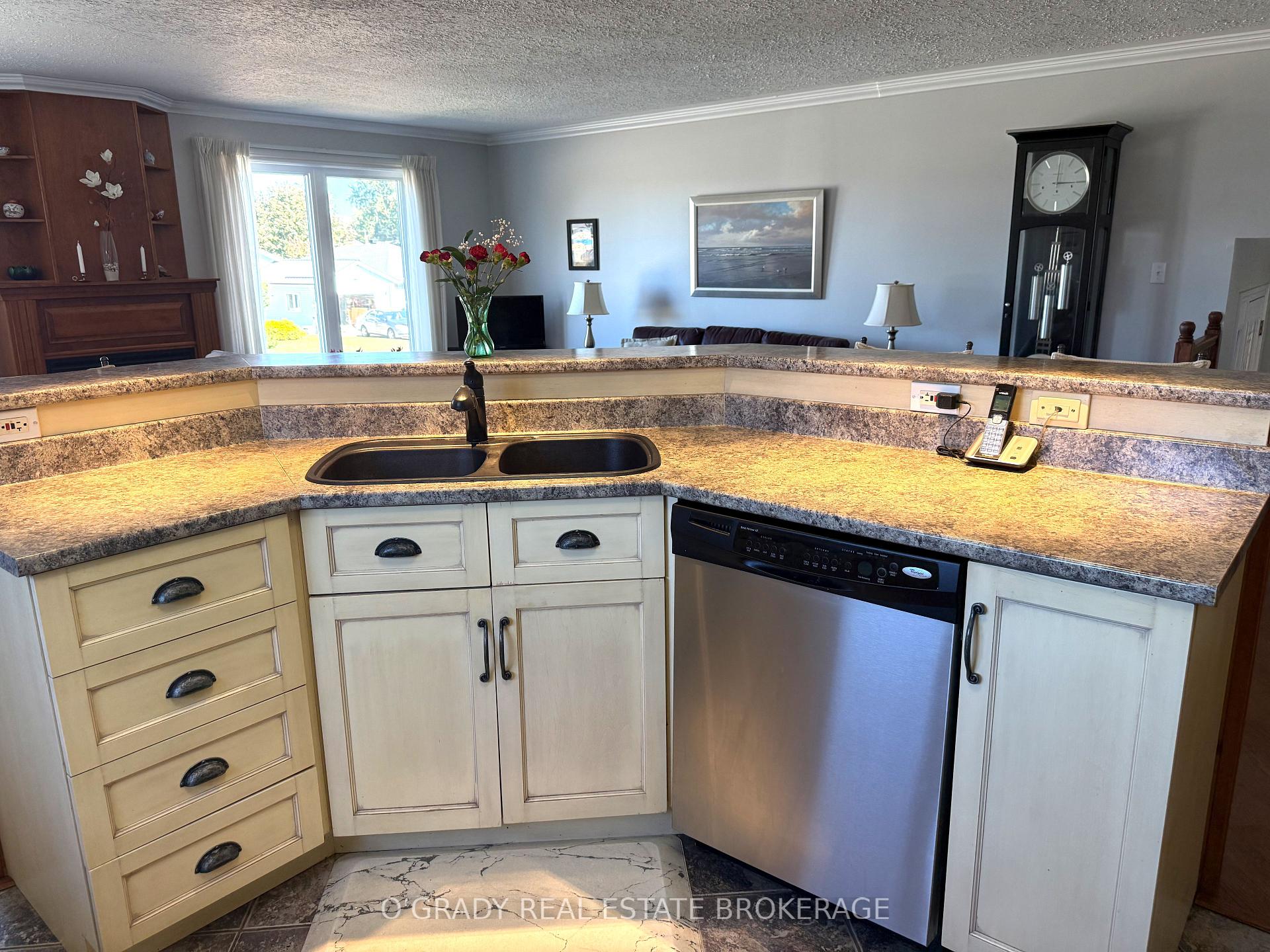 Photo 11 of 1442 Windsor Drive, Brockville, Brockville — HOMEH