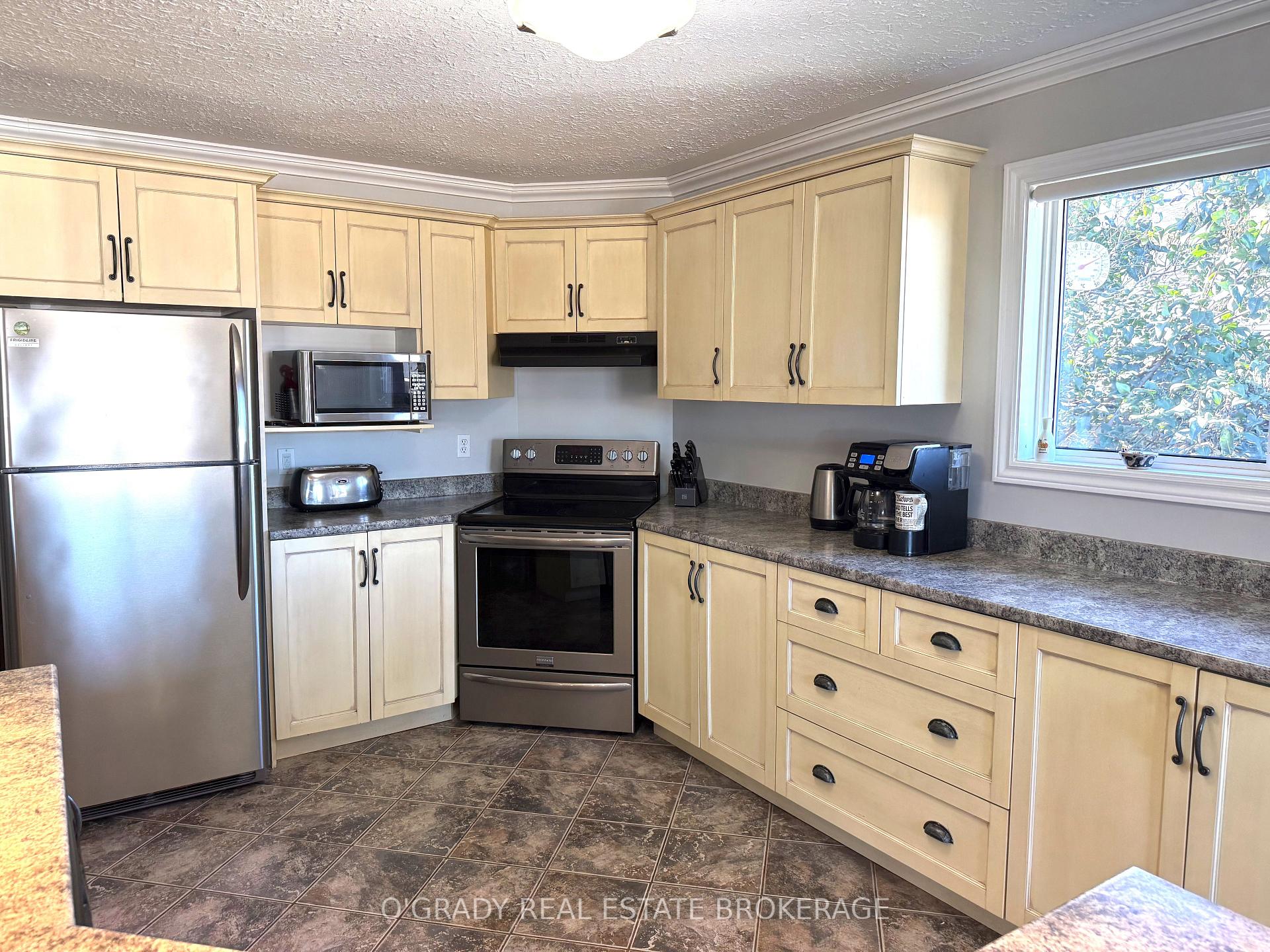 Photo 14 of 1442 Windsor Drive, Brockville, Brockville — HOMEH