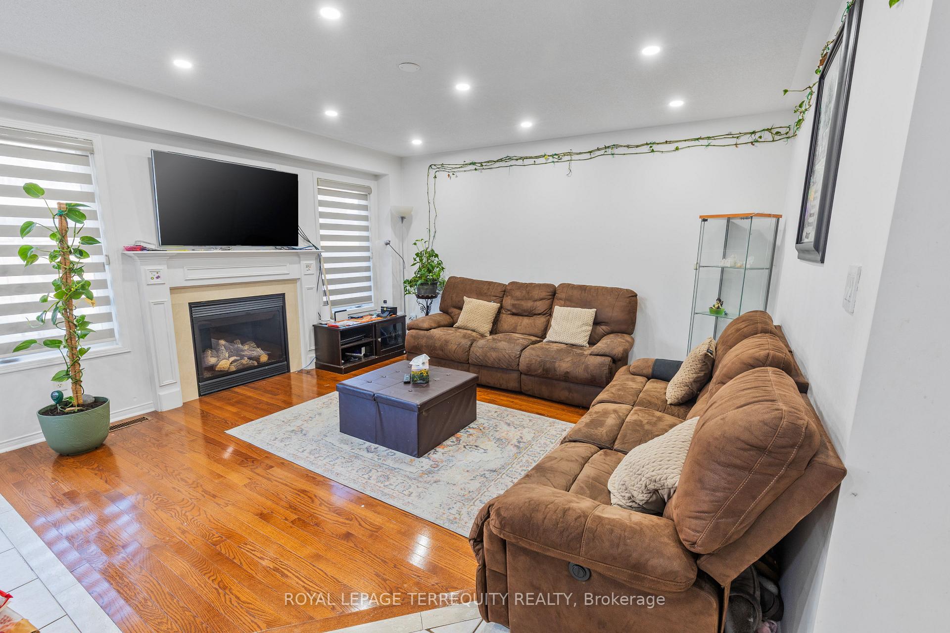 Photo 10 of 44 Thackery Drive, Ajax, Northeast Ajax — HOMEH