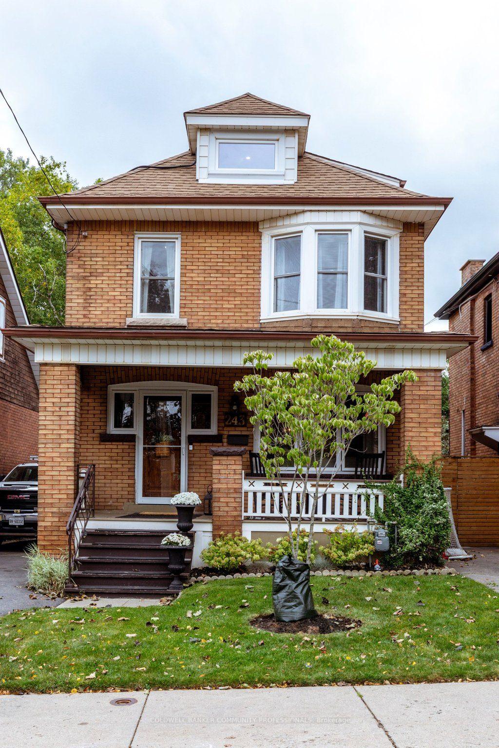 Photo 3 of 243 Grosvenor Avenue S, Hamilton, Delta — HOMEH
