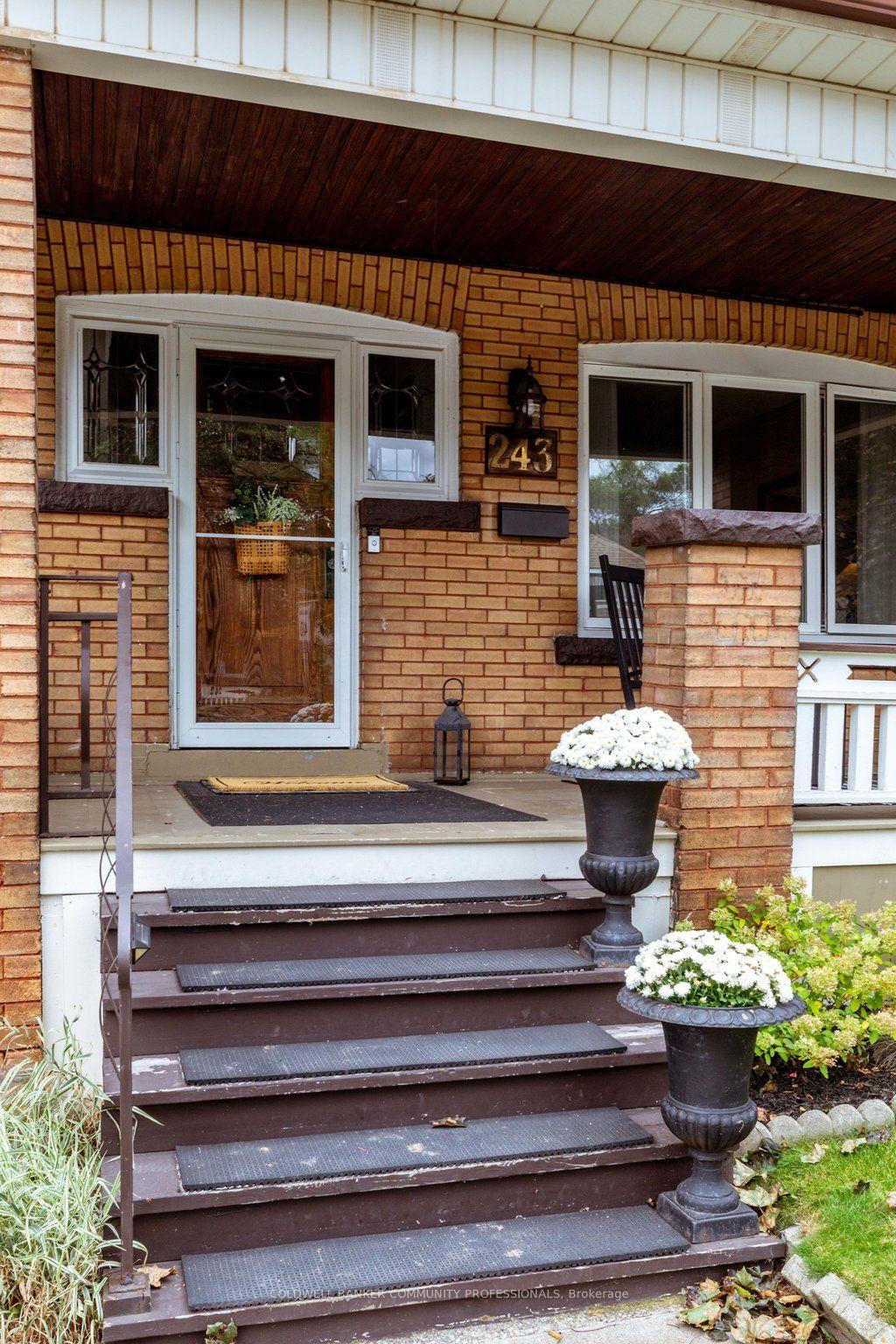 Photo 4 of 243 Grosvenor Avenue S, Hamilton, Delta — HOMEH