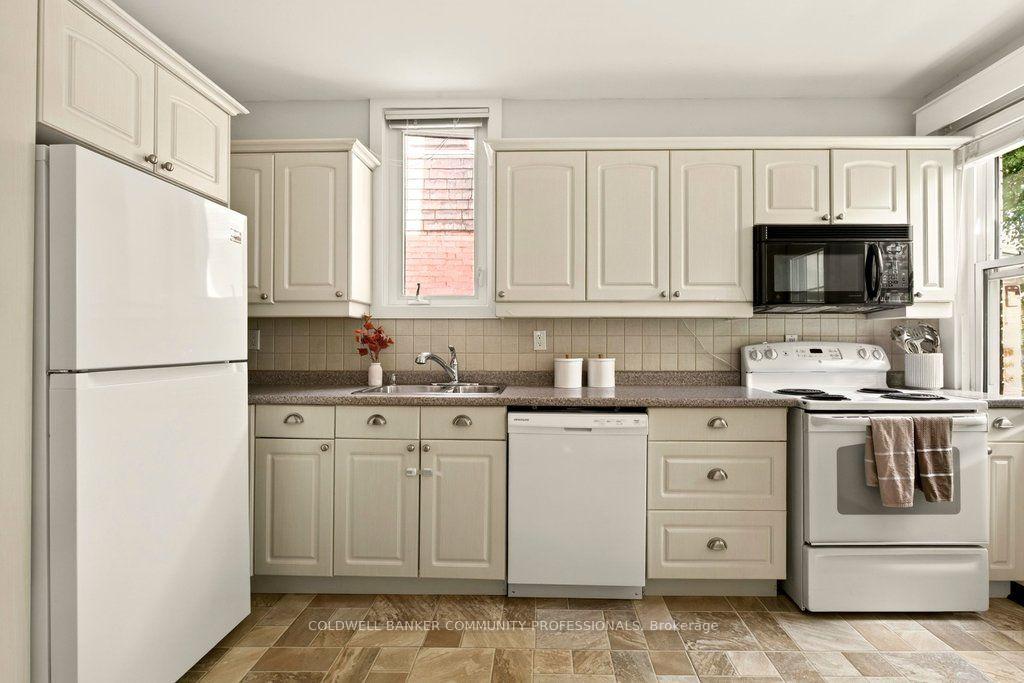 Photo 18 of 243 Grosvenor Avenue S, Hamilton, Delta — HOMEH