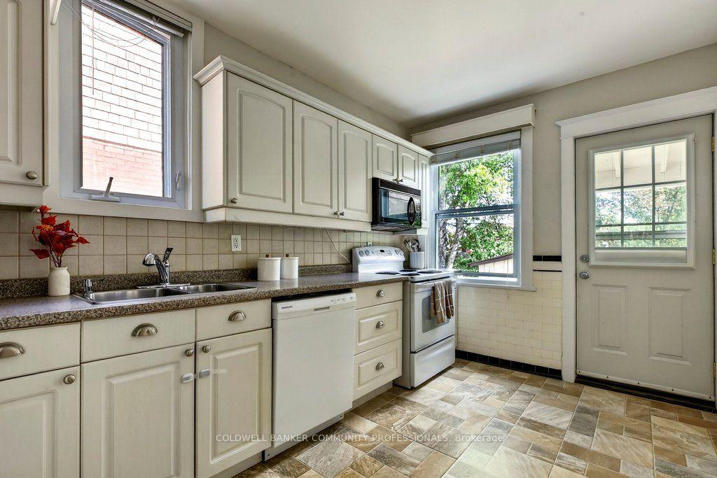 Photo 19 of 243 Grosvenor Avenue S, Hamilton, Delta — HOMEH