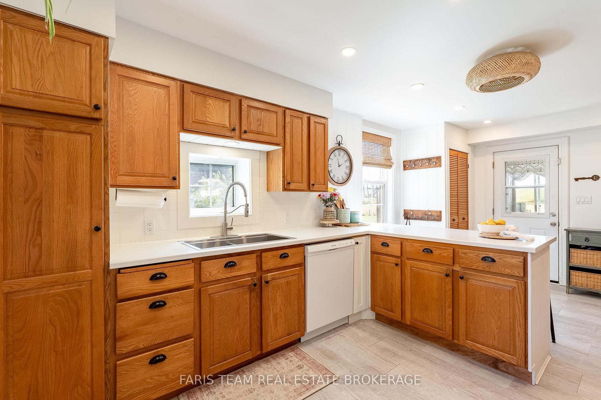 Photo 11 of 1346 Penetanguishene Road, Springwater, Rural Springwater — HOMEH