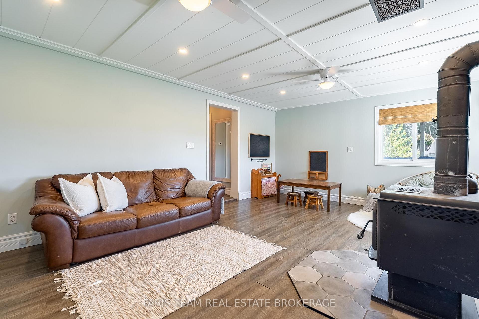Photo 16 of 1346 Penetanguishene Road, Springwater, Rural Springwater — HOMEH