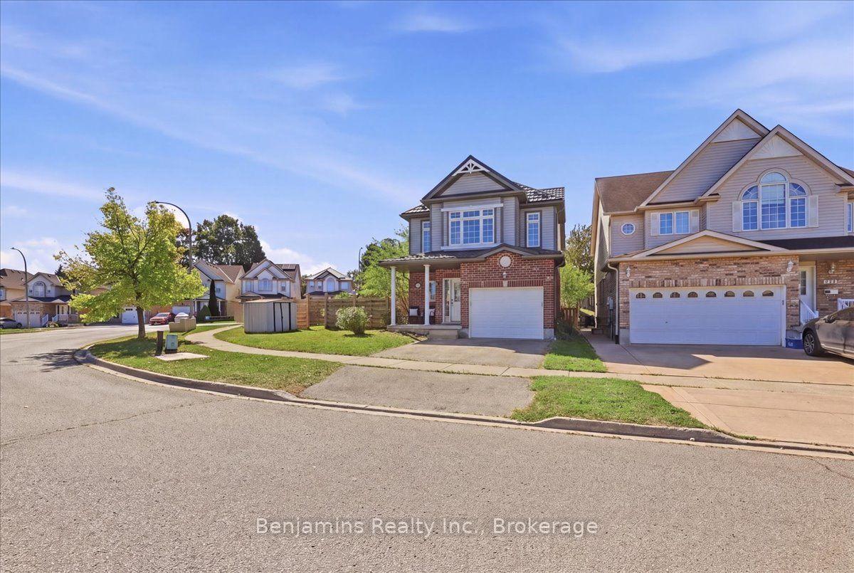 Photo 3 of 430 Mountain Laurel Crescent, Kitchener, Larentian West — HOMEH