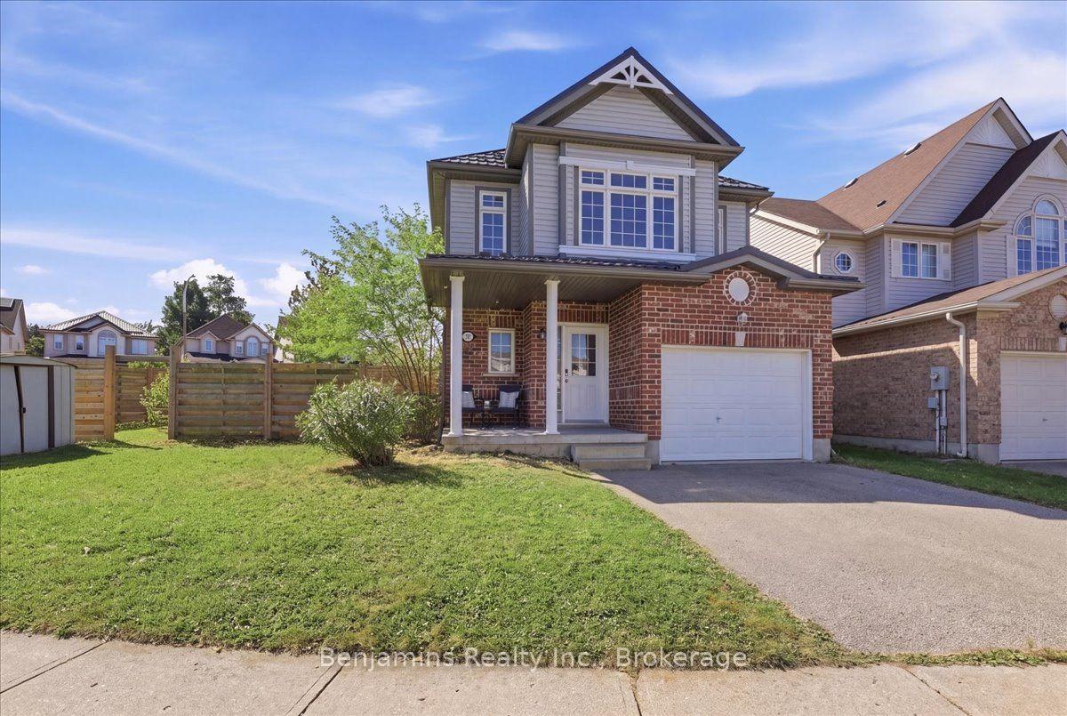 Photo 4 of 430 Mountain Laurel Crescent, Kitchener, Larentian West — HOMEH