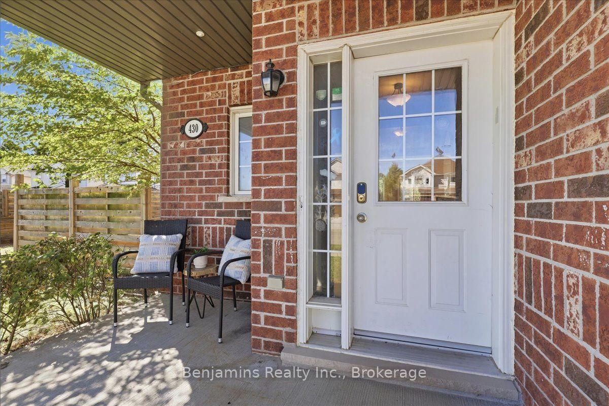 Photo 5 of 430 Mountain Laurel Crescent, Kitchener, Larentian West — HOMEH