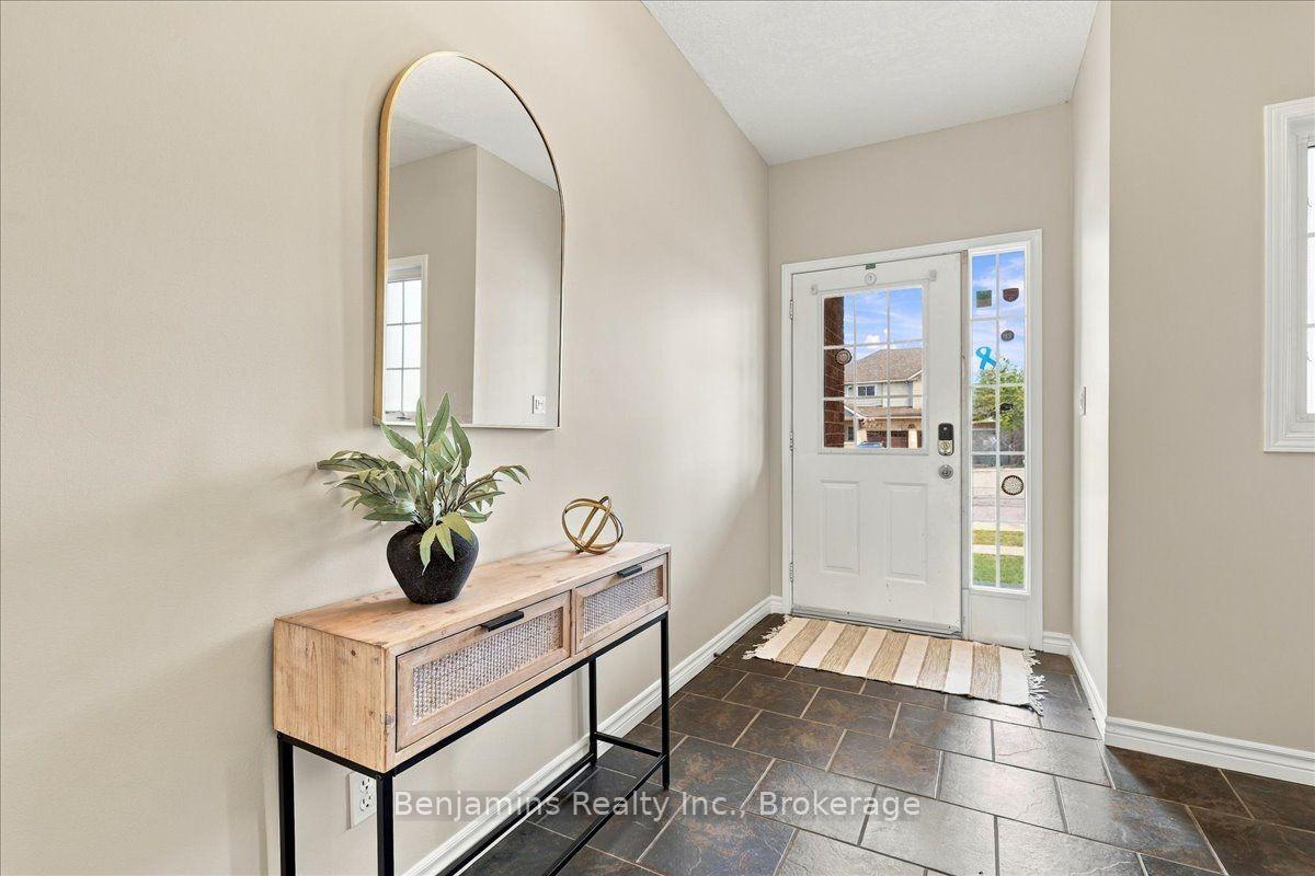 Photo 6 of 430 Mountain Laurel Crescent, Kitchener, Larentian West — HOMEH