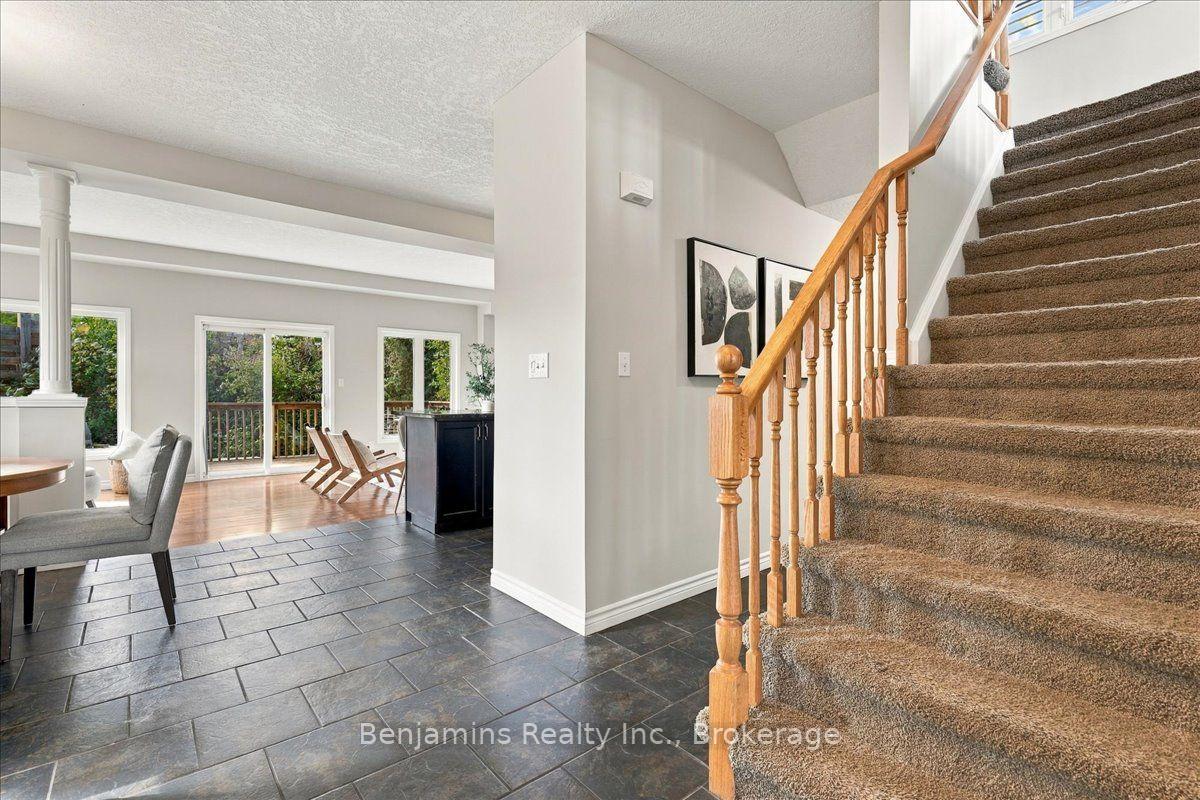 Photo 8 of 430 Mountain Laurel Crescent, Kitchener, Larentian West — HOMEH