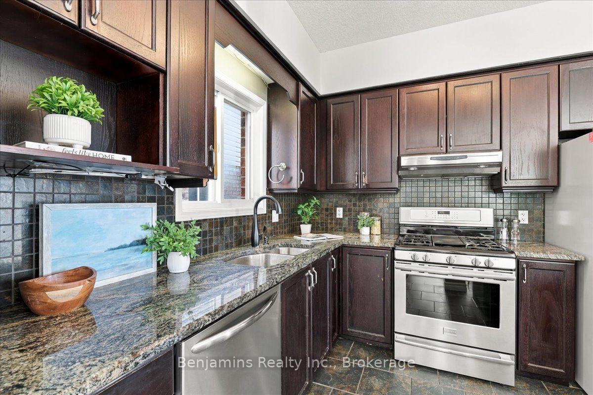 Photo 16 of 430 Mountain Laurel Crescent, Kitchener, Larentian West — HOMEH
