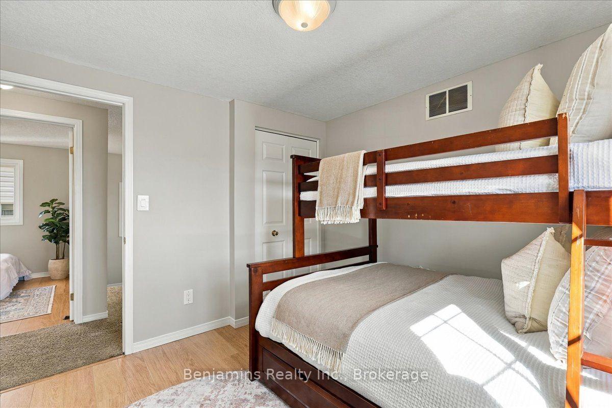 Photo 28 of 430 Mountain Laurel Crescent, Kitchener, Larentian West — HOMEH