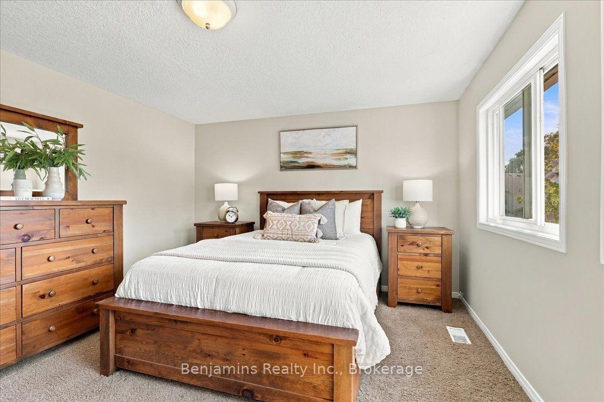 Photo 31 of 430 Mountain Laurel Crescent, Kitchener, Larentian West — HOMEH
