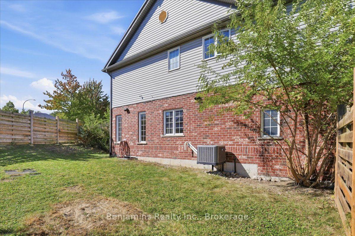 Photo 40 of 430 Mountain Laurel Crescent, Kitchener, Larentian West — HOMEH