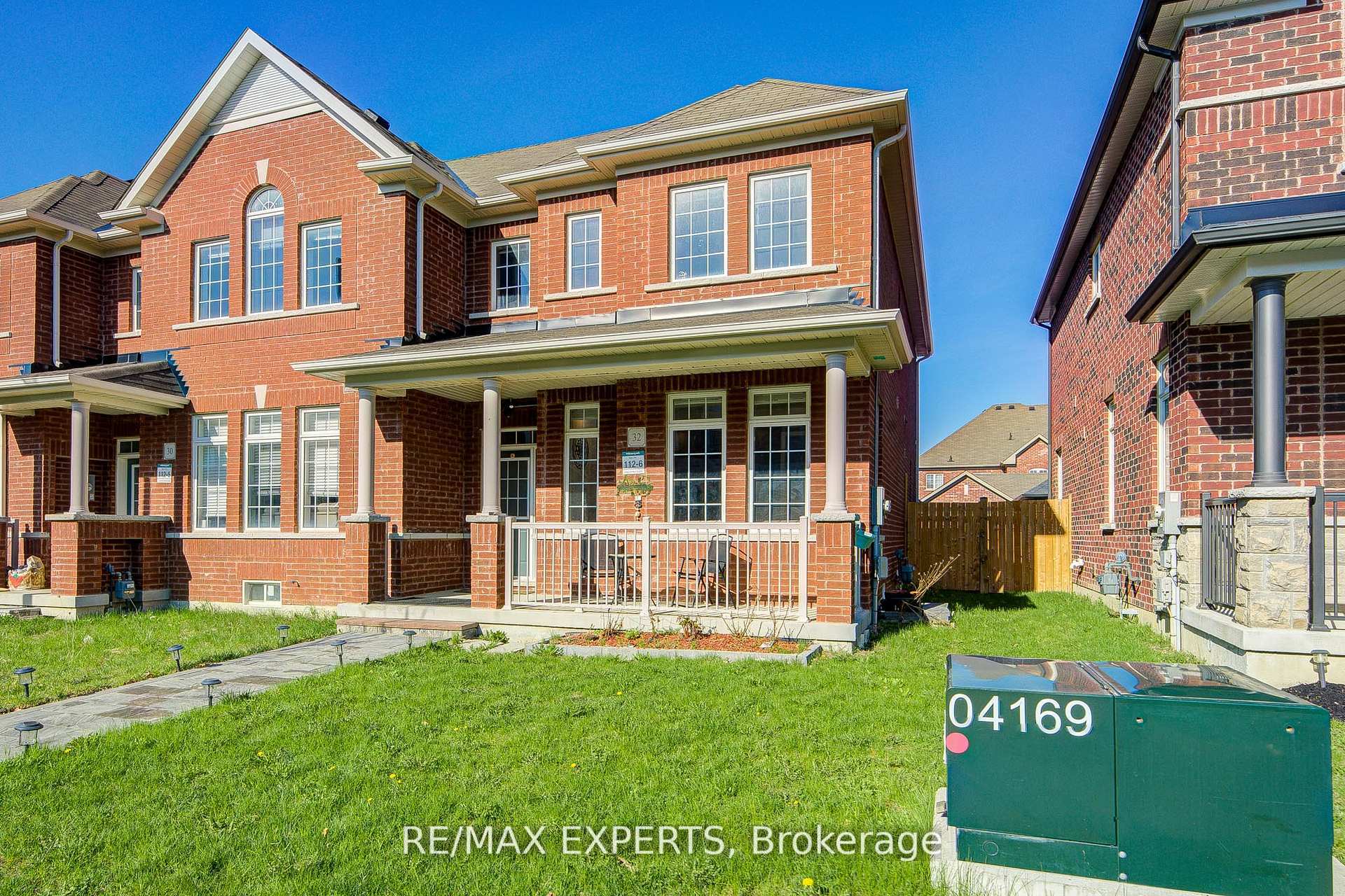 Photo 2 of 32 Walter Proctor Road, East Gwillimbury, Sharon — HOMEH