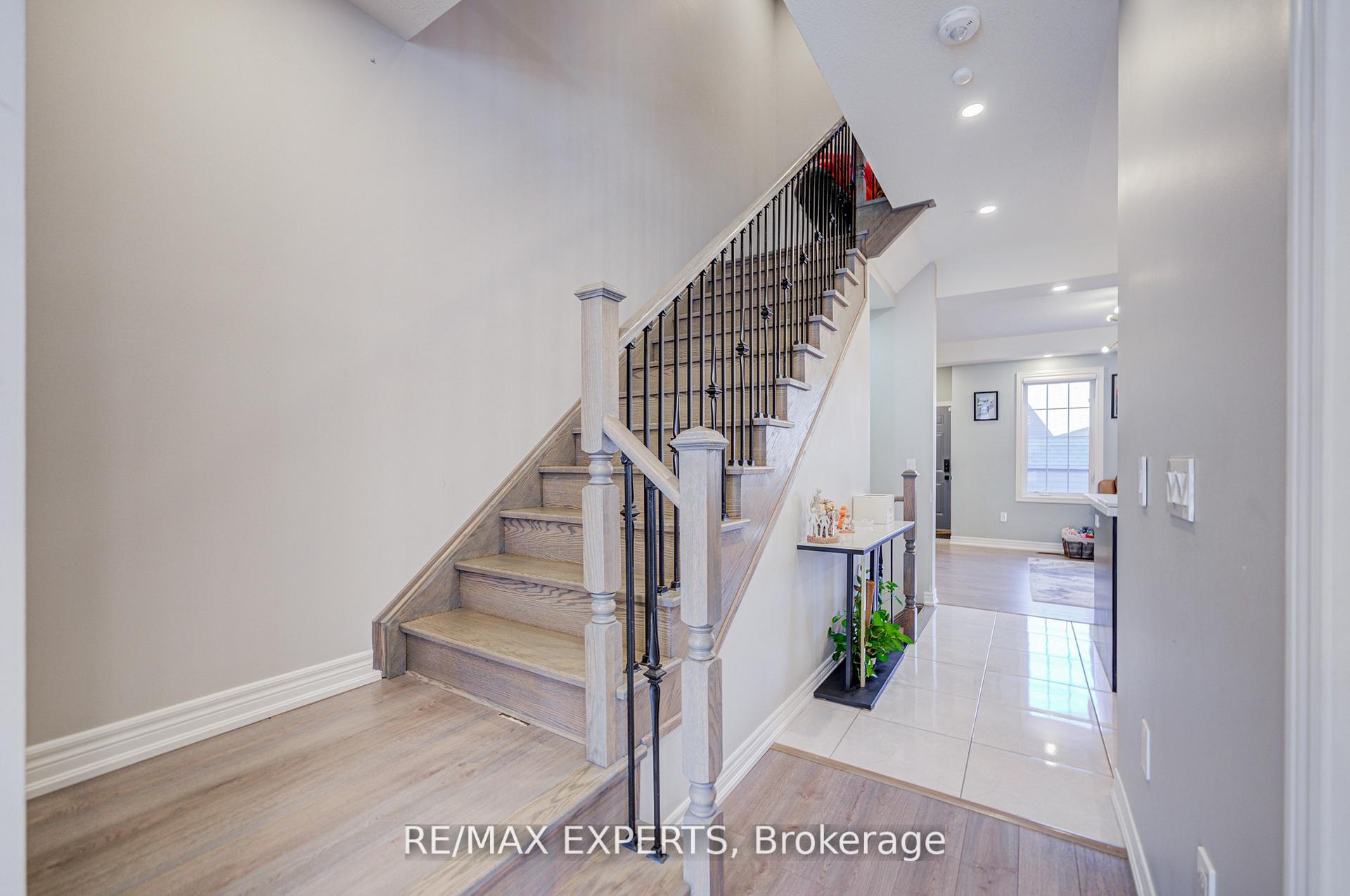 Photo 9 of 32 Walter Proctor Road, East Gwillimbury, Sharon — HOMEH