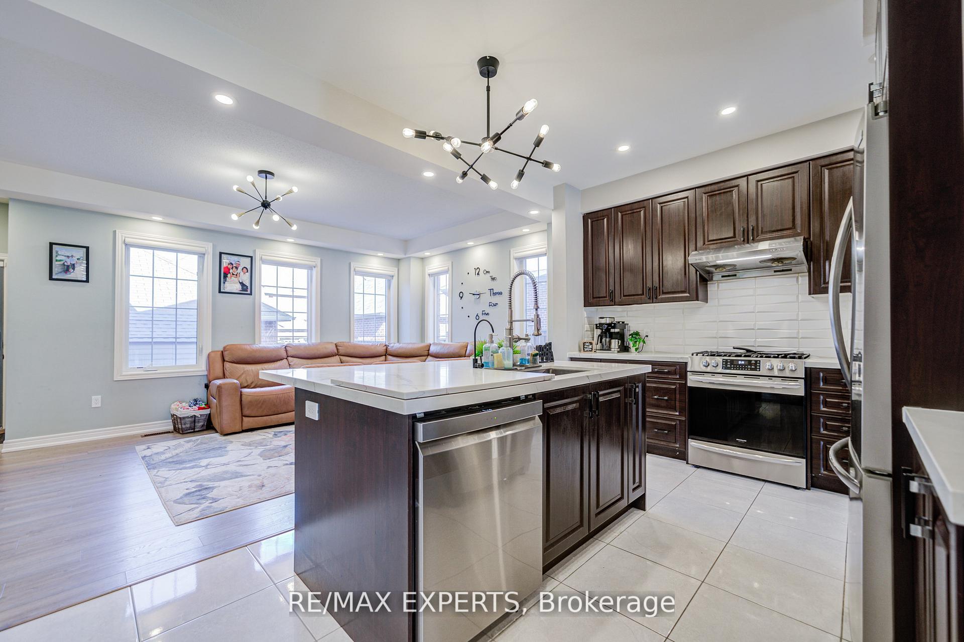 Photo 12 of 32 Walter Proctor Road, East Gwillimbury, Sharon — HOMEH