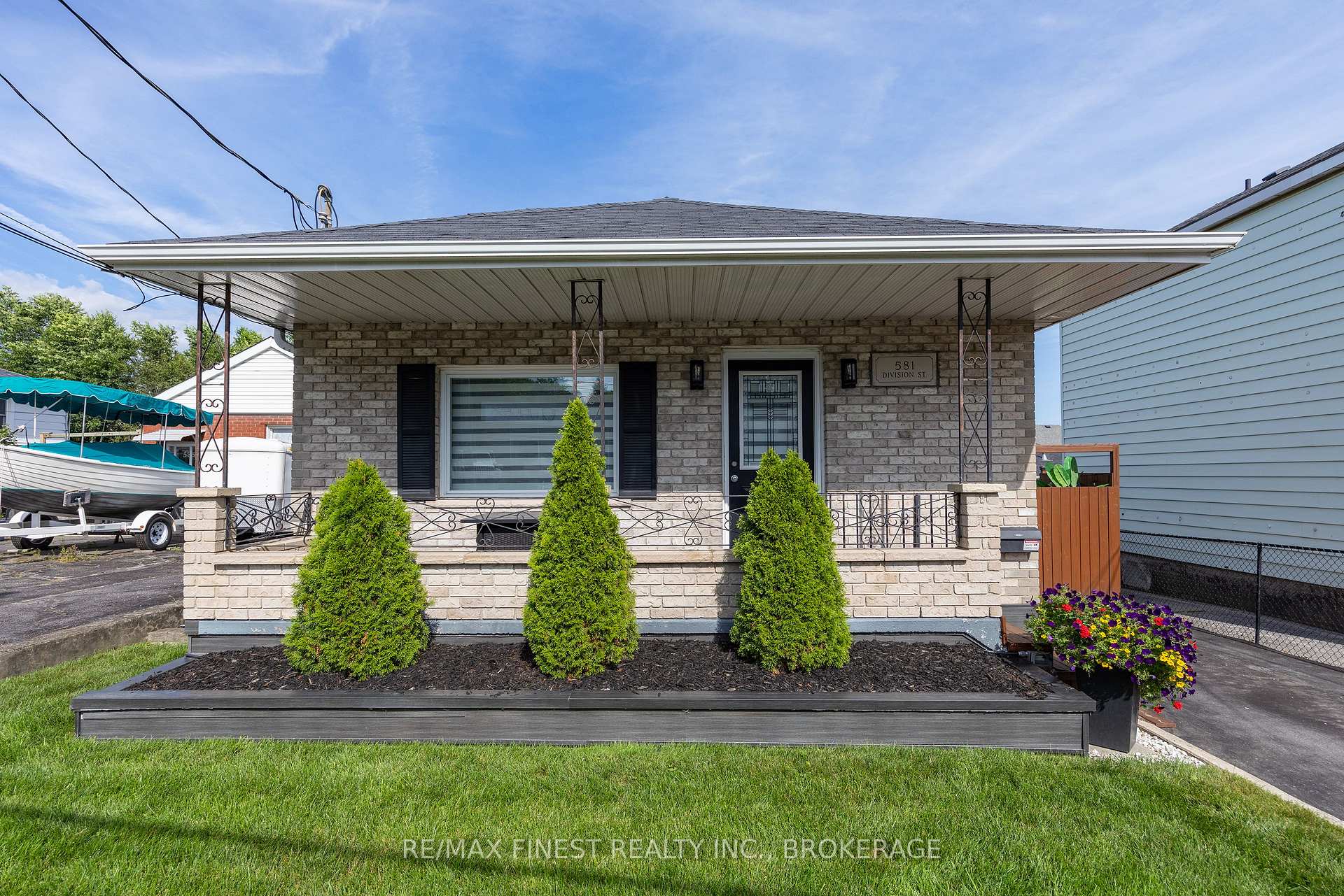 Photo 4 of 581 Division Street, Kingston, East of Sir John A. Blvd — HOMEH