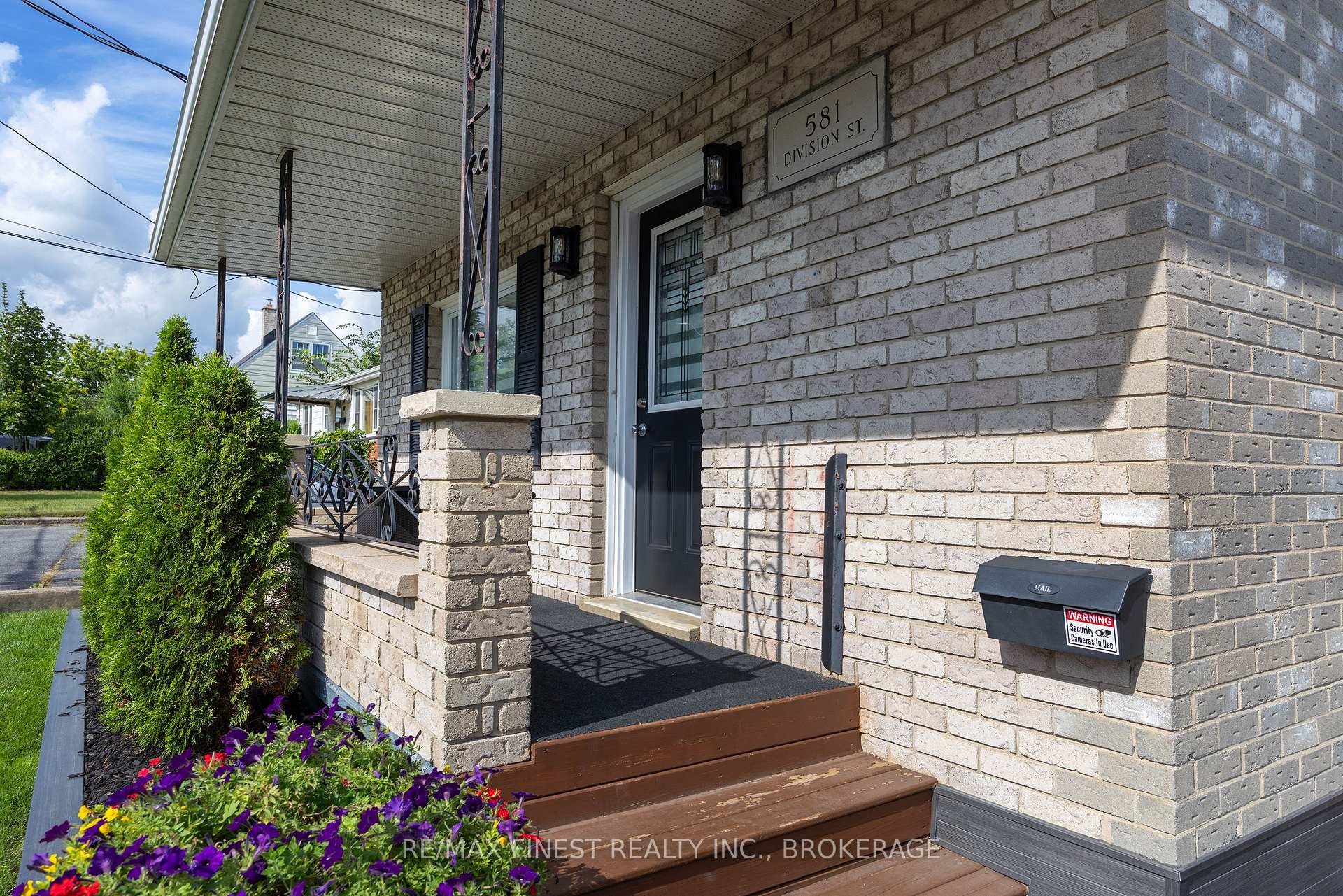 Photo 5 of 581 Division Street, Kingston, East of Sir John A. Blvd — HOMEH
