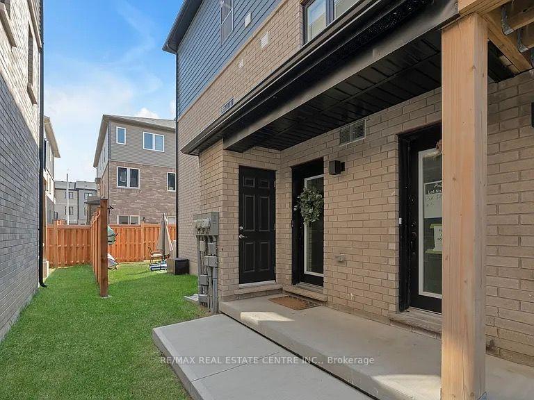 Photo 3 of Unit 1, 14 Pumpkin Corner Crescent, Barrie, Rural Barrie Southeast — HOMEH