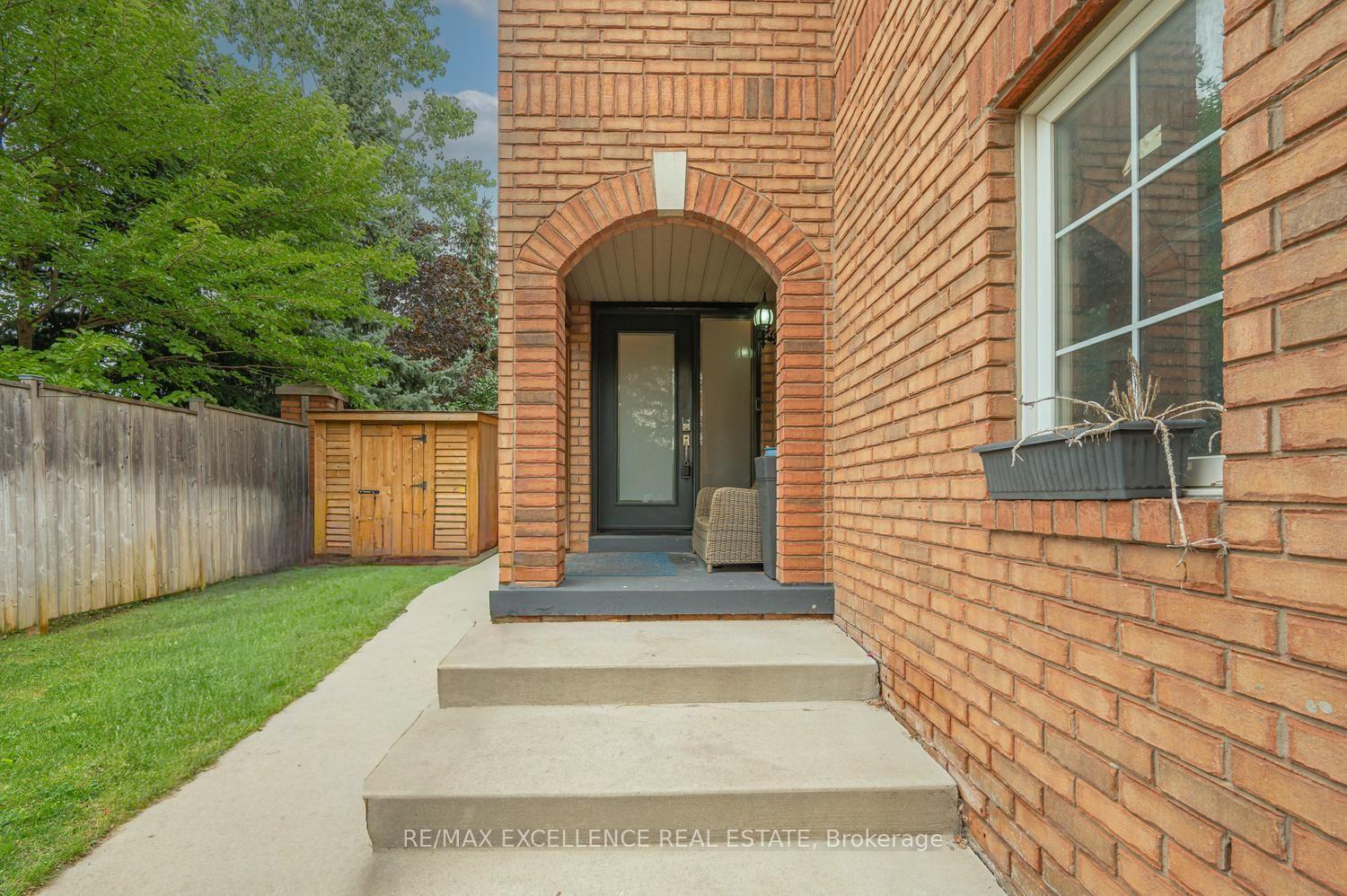 Photo 2 of 20 Manett Crescent, Brampton, Brampton West — HOMEH