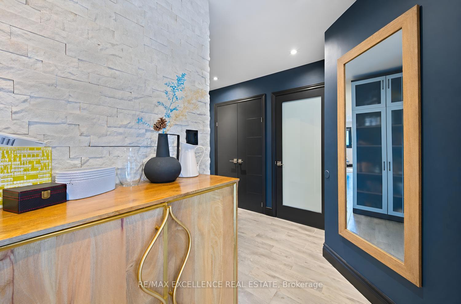 Photo 3 of 20 Manett Crescent, Brampton, Brampton West — HOMEH
