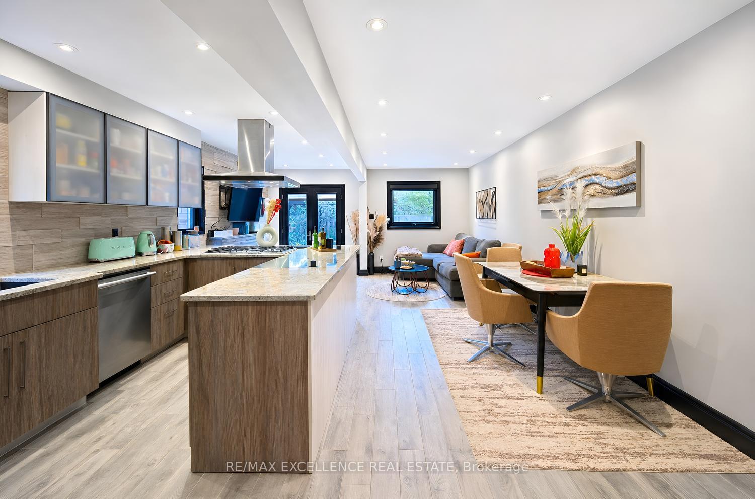 Photo 5 of 20 Manett Crescent, Brampton, Brampton West — HOMEH