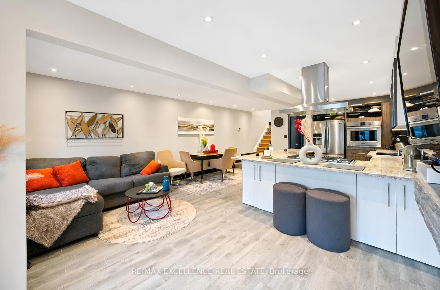 Photo 8 of 20 Manett Crescent, Brampton, Brampton West — HOMEH