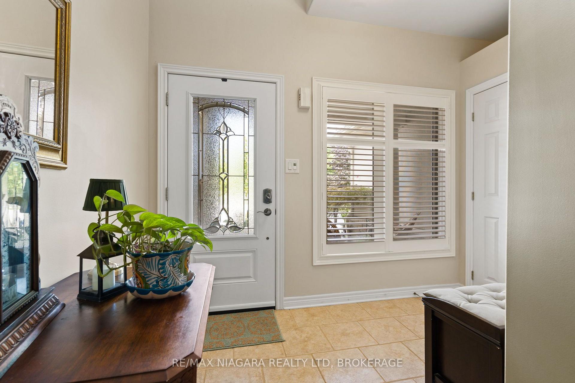 Photo 4 of 2487 Walker Court, Niagara Falls, Stamford — HOMEH