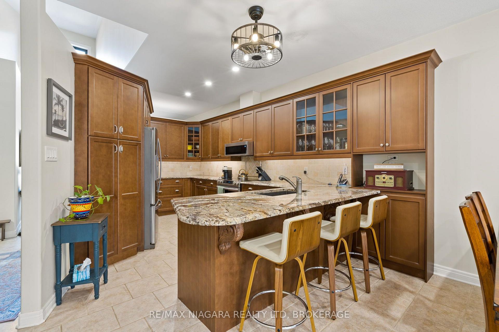 Photo 7 of 2487 Walker Court, Niagara Falls, Stamford — HOMEH