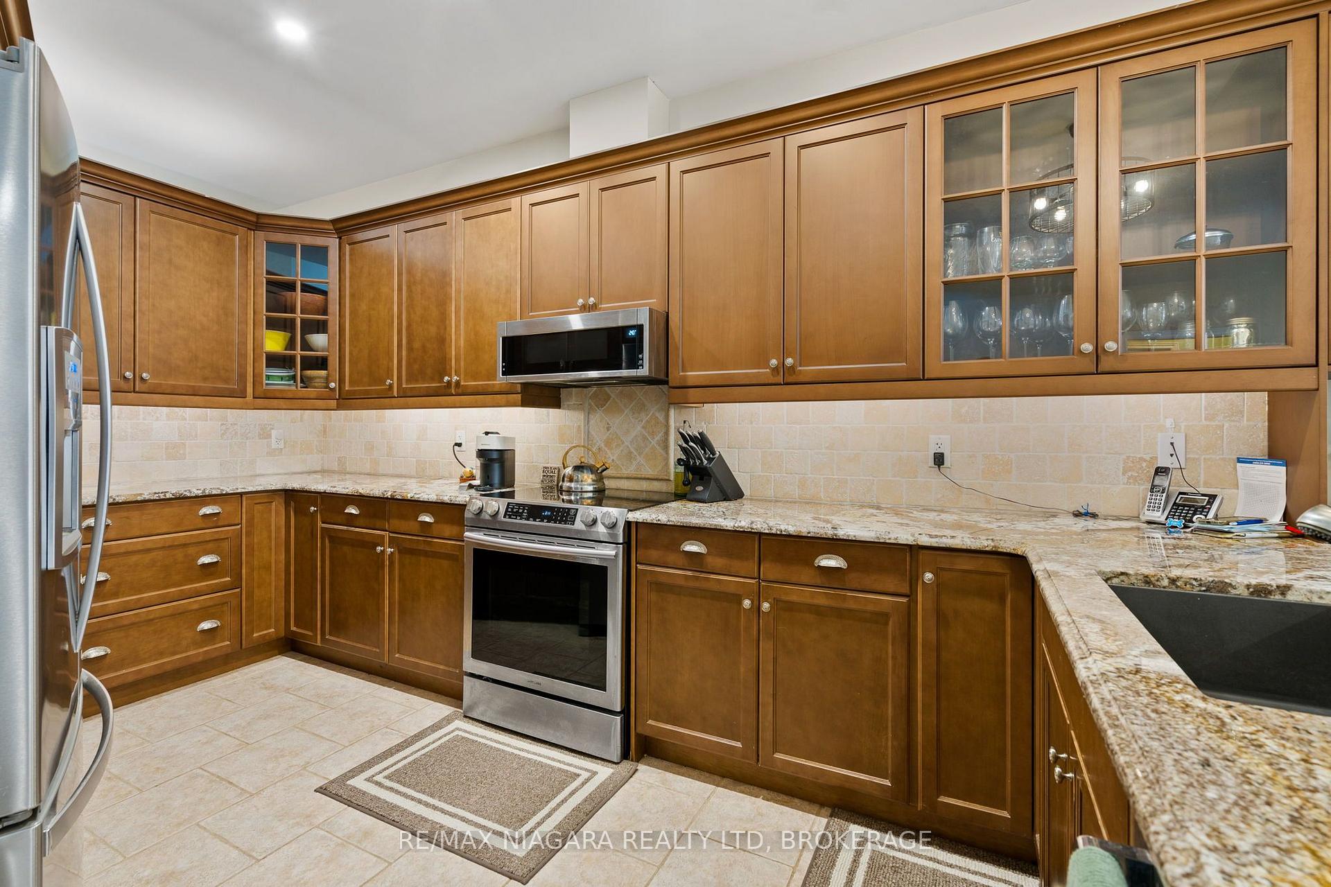 Photo 8 of 2487 Walker Court, Niagara Falls, Stamford — HOMEH