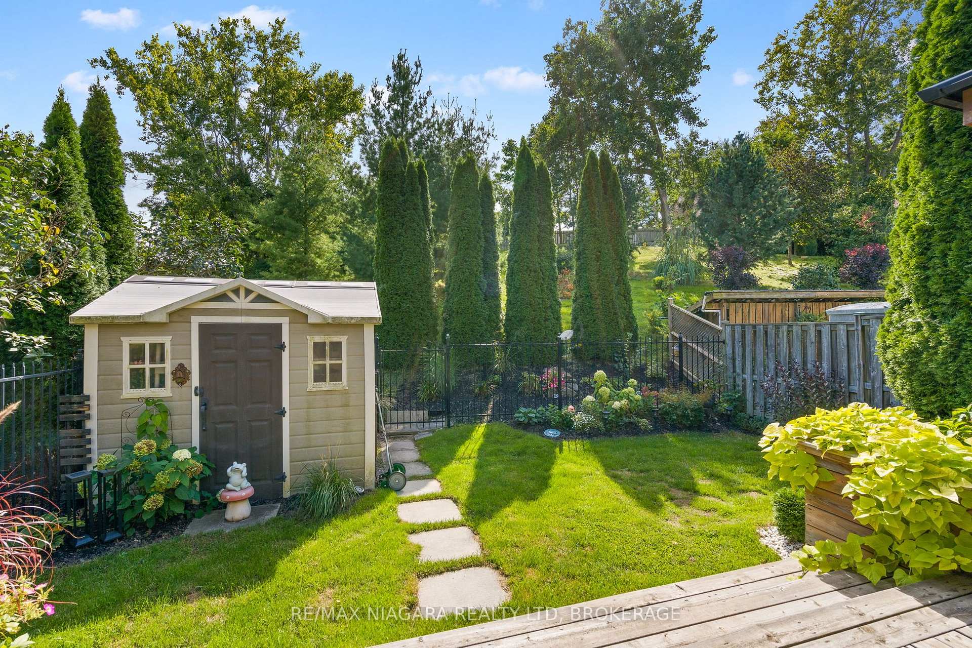 Photo 29 of 2487 Walker Court, Niagara Falls, Stamford — HOMEH