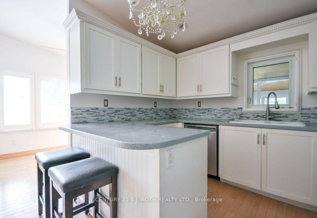 Photo 16 of 45 Grove Street W, Barrie, Queen's Park — HOMEH